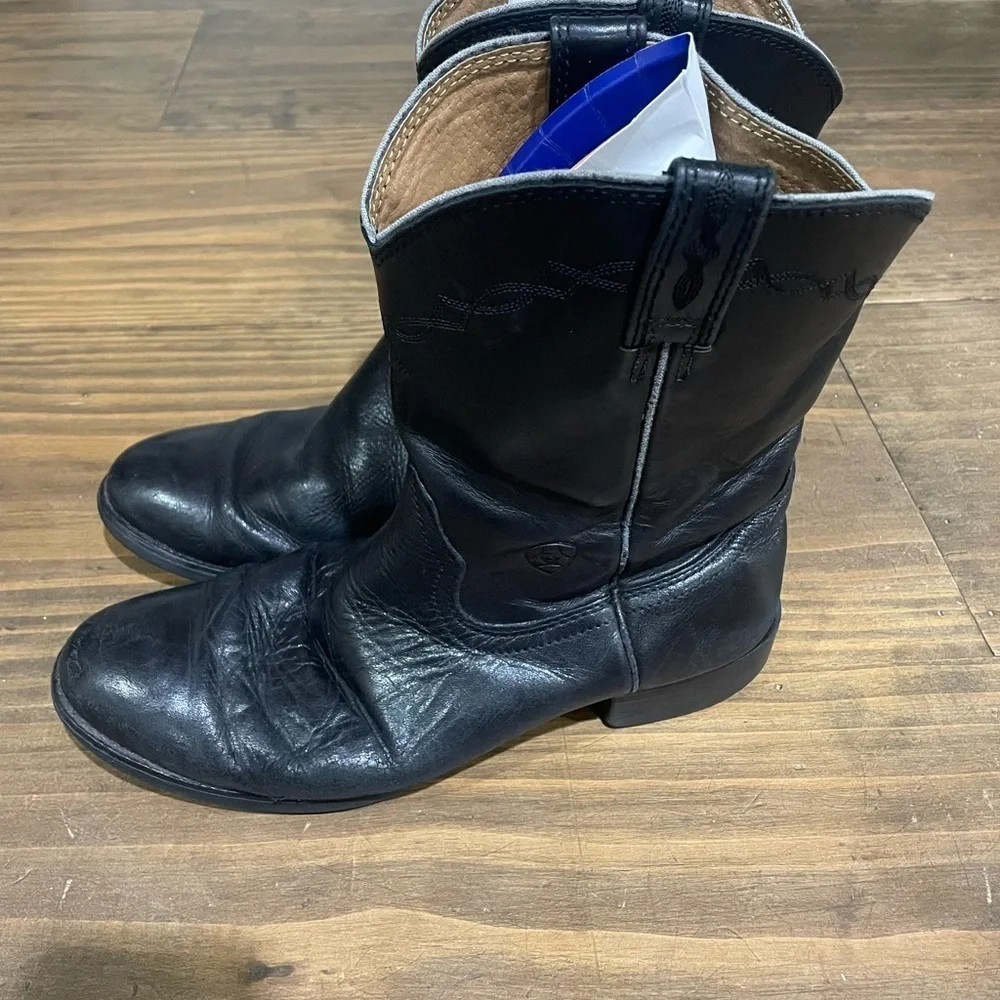 Men’s gently worn western boots in black. Any defects are shown in pictures.